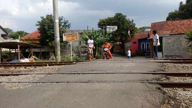 Jalur setapak Kereta tanpa palang pintu (Foto: Paulina Herasmaranindar/kumparan)