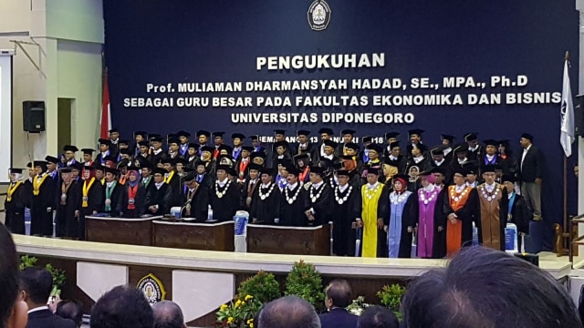 Pengukuhan Muliaman Hadah, Guru Besar Undip. (Foto: dok. Aqua Dwipayana)