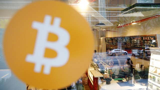 Ilustrasi simbol Bitcoin. Foto: REUTERS/Edgar Su