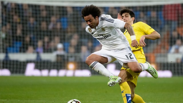 Marcelo berebut bola (Foto: DANI POZO / AFP)