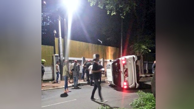 Kecelakaan Toyota Fortuner terguling di Menteng (Foto: Twitter @TMCPoldaMetro)