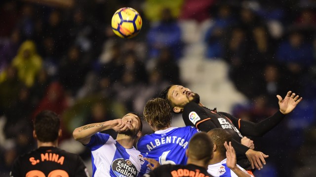 Pemain-pemain Deportivo dan Valencia berduel. (Foto: Miguel Riopa/AFP)