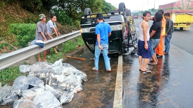 Kecelakaan pick up bermuatan ikan di Tol Jati Asih (Foto: Twitter @TMCPoldaMetro)