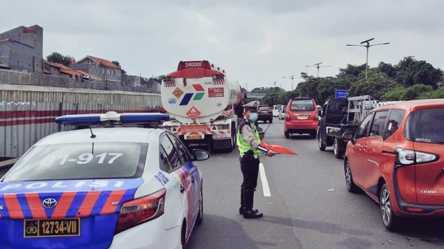 Kecelakaan truk tangki di Tol Cawang (Foto: Twitter @TMCPoldaMetro)