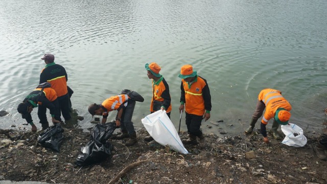 Program gerebek sampah Danau Sunter (Foto: Iqbal/kumparan)