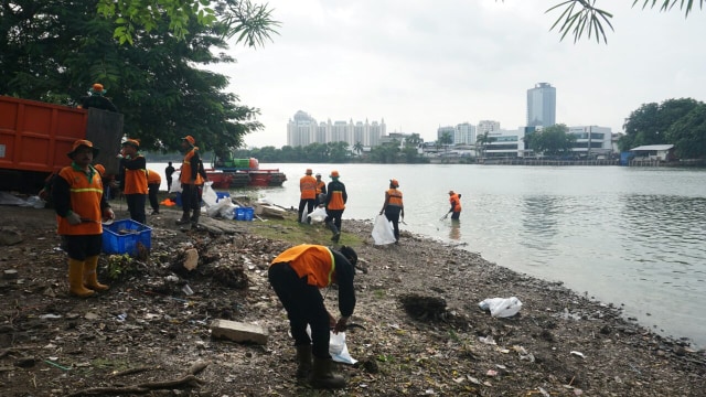 Program gerebek sampah Danau Sunter (Foto: Iqbal/kumparan)