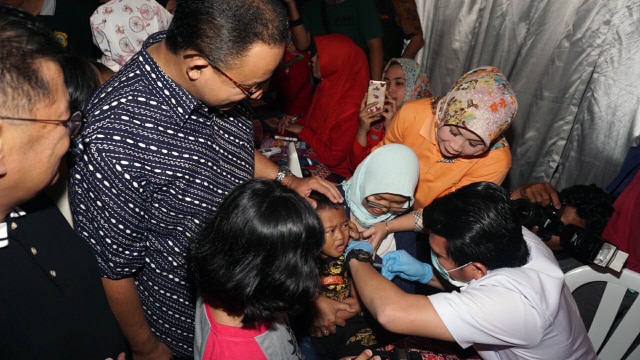 Anies Baswedan menghadiri vaksinasi Difteri. (Foto: Irfan Adi Saputra/kumparan)