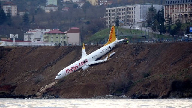 Pegasus Airlines keluar landasan. (Foto: Muhammed Kacar/Dogan News Agency via Reuters)