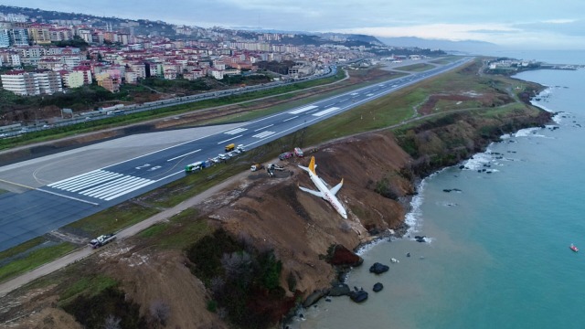Pegasus Airlines keluar landasan. (Foto: Muhammed Kacar/Dogan News Agency via Reuters)