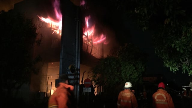 Kebakaran di kantor PLN JL Yos Sudarso (Foto: kumparan/Fachrul Irwiensyah)