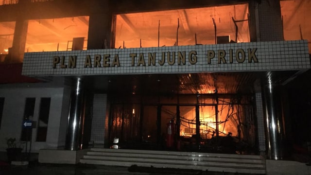 Kebakaran kantor PLN Jakarta Utara (Foto: kumparan/Fachrul Irwiensyah)