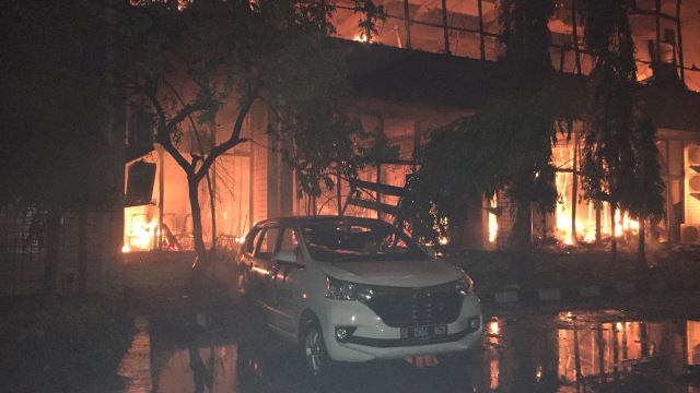 Kebakaran kantor PLN Jakarta Utara (Foto: kumparan/Fachrul Irwiensyah)