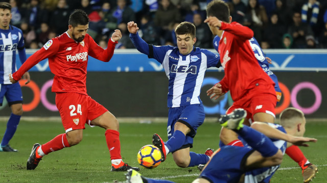 Perebutan bola dalam laga Alaves vs Sevilla (Foto: Cesar Manso/AFP)