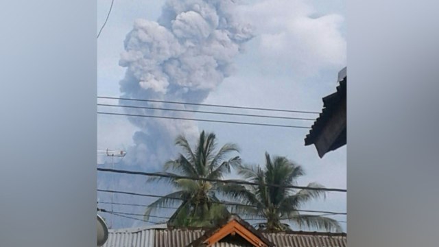 Gunung Agung kembali erupsi (Foto: Dok. BNPB)