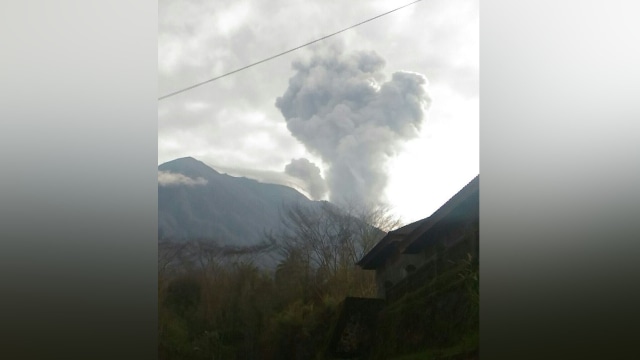 Gunung Agung kembali erupsi (Foto: Dok. BNPB)