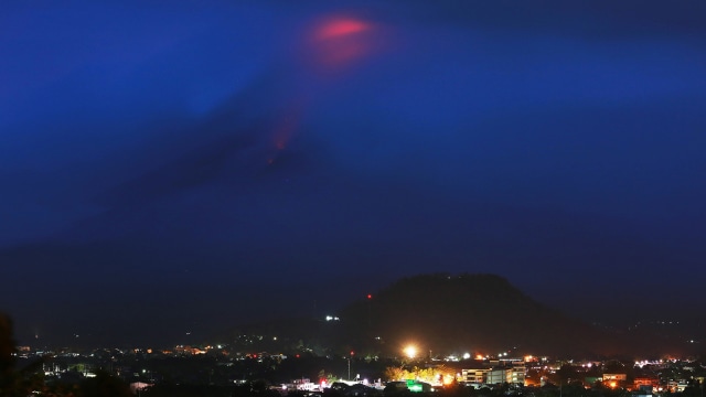 Gunung Berapi Mayon di Filipina Erupsi (Foto: Simvale SAYAT / AFP)