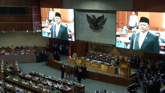 Pengambilan sumpah ketua DPR Bamsoet oleh Ketua MA (Foto: Ferio Pristiawan/kumparan)