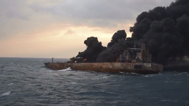 Kapal tanker Iran terbakar. (Foto: China's Ministry of Transport via AP)