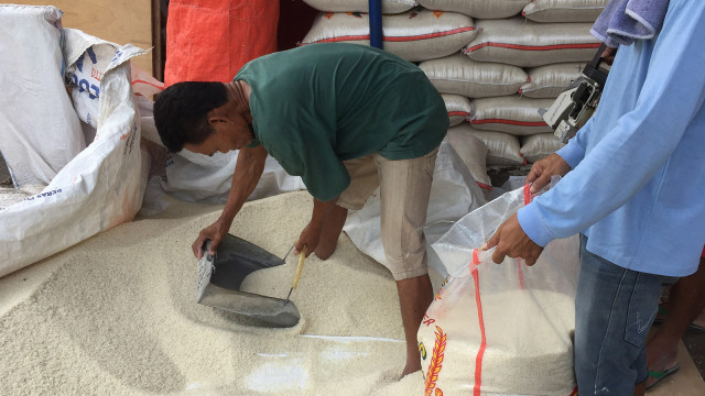 Aktivitas pedagang beras Cipinang (Foto: Abdul Latif/kumparan)