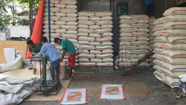 Aktivitas pedagang beras Cipinang (Foto: Abdul Latif/kumparan)
