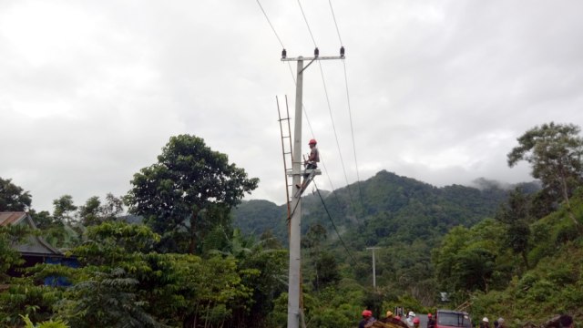 Pemasangan listrik di Desa Kamiri, Balusu. (Foto: Ela Nurlaela/kumparan)
