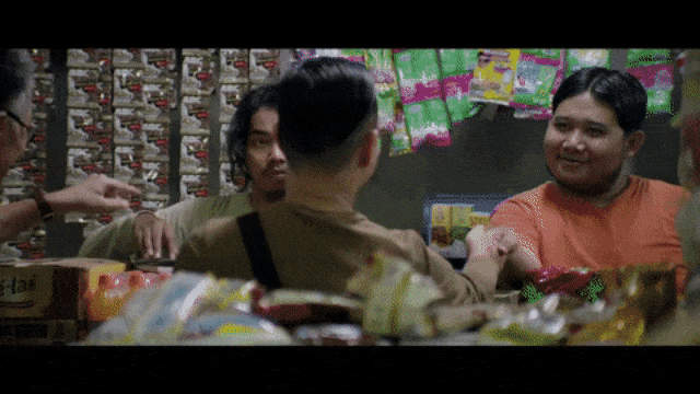 Cuplikan adegan Film 'Cek Toko Sebelah' (Foto: Youtube: StarvisionPlus)
