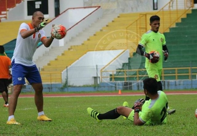 Markus Horison ketika melatih. (Foto: Dok. Aceh United)