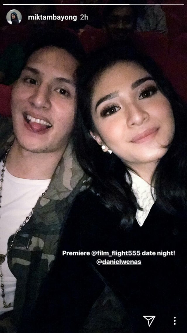 Mikha Tambayong nonton bareng pebasket. (Foto: Instagram/@miktambayong)
