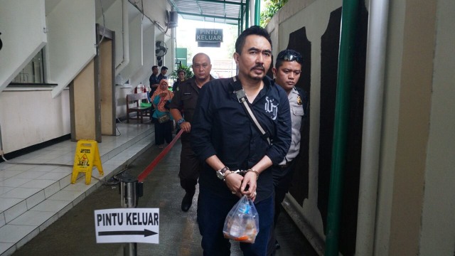 Gatot Brajamusti tiba di Pengadilan Negeri Jaksel Foto: Jamal Ramadhan/kumparan
