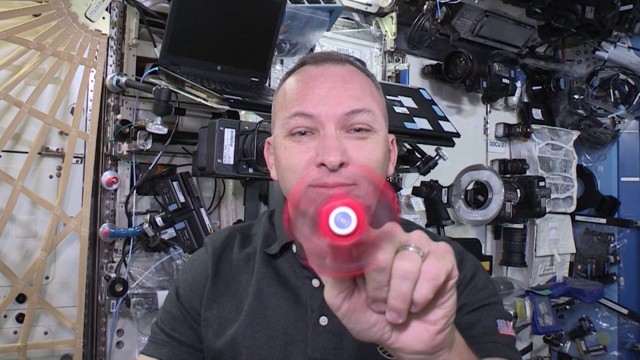 Astronaut NASA main fidget spinner. (Foto: Randy Bresnik/Twitter)