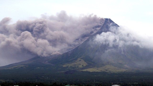 Letusan Gunung Mayon Filipina (Foto: Raymund Mark Nayve/REUTERS)