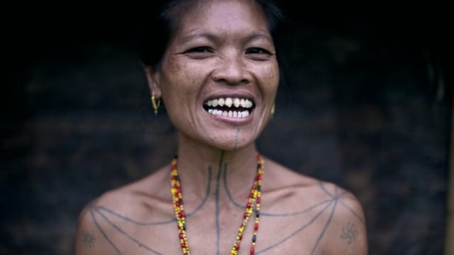 Wanita di Suku Mentawai. (Foto:  Instagram/@adventureideas)