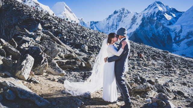 Tom & Heidi menikah di Gunung Everest  (Foto: Dok. Cherry May Ward Photography)