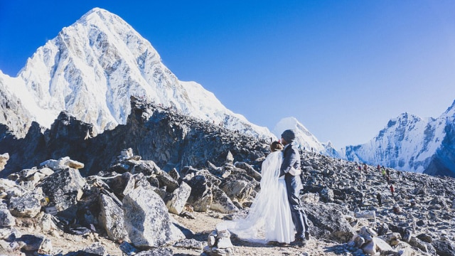 Tom & Heidi menikah di Gunung Everest  (Foto: Dok. Cherry May Ward Photography)