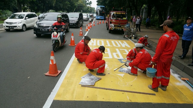 Pengecatan Jalur Kuning Khusus Motor (Foto: Helmi Afandi Abdullah/kumparan)