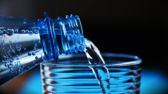 Air mineral mencegah dehidrasi  (Foto: Pexels)