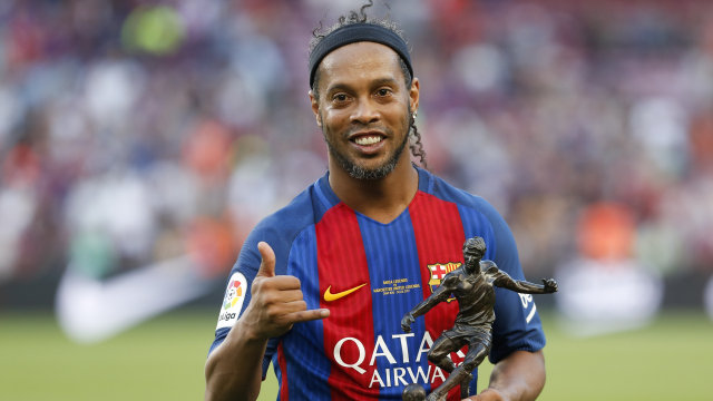 Ronaldinho dalam laga eksebisi (Foto: Pau Barrena / AFP)