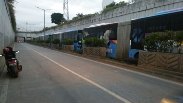 Bus terjebak di underpass Senen (Foto: Twitter @TMCPoldaMetro)