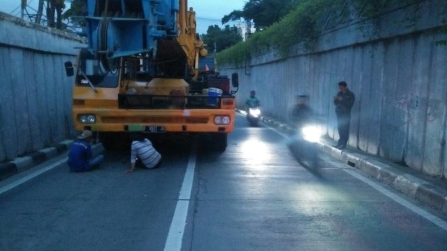 Crane mogok di underpass Senen (Foto: Twitter @TMCPoldaMetro)