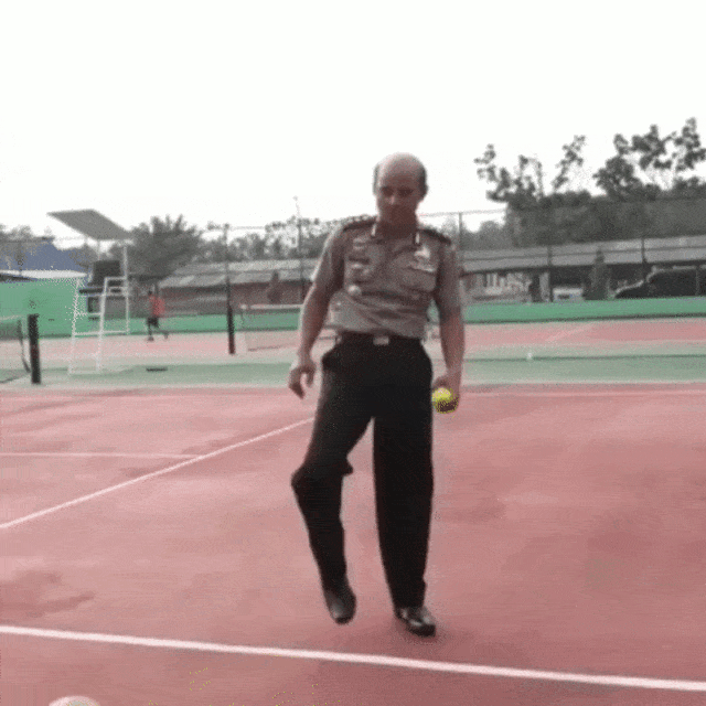 Jugling bola tenis Kapolres Dharmasraya AKBP Roedy (Foto: Instagram/@humaspolresdharmasraya)