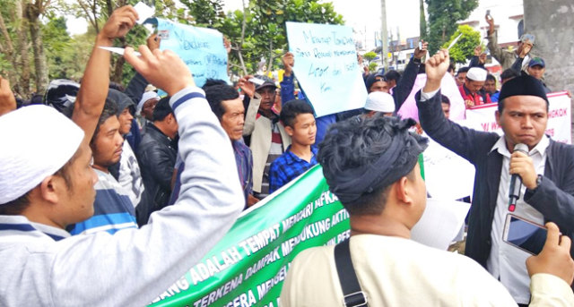 Tambang Pasir Ditutup, Warga Sukaralang Geruduk Gedung Pendopo Kabupaten Sukabumi