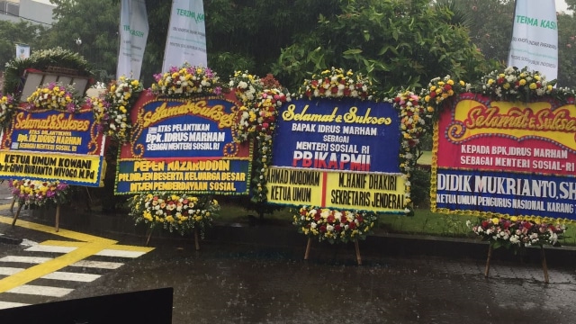 Karangan bunga untuk Idrus Marham di Kemensos (Foto: Soejono Saragih/kumparan)