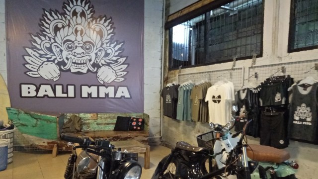 Toko merchandise di Bali MMA. (Foto: Billi Pasha/kumparan)