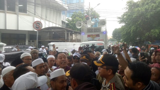 Massa Ustaz Zulkifli bentrok (Foto: Rizki Mubarok/kumparan)