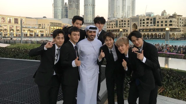 EXO dan CEO Dubai Tourism. (Foto: Instagram/oohsehun)