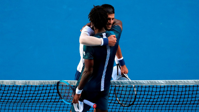 Djokovic memeluk Monfils usai laga. (Foto: Reuters/David Gray)
