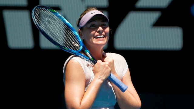 Sharapova sukses balas dendam atas Sevastova. (Foto: Reuters/Thomas Peter)