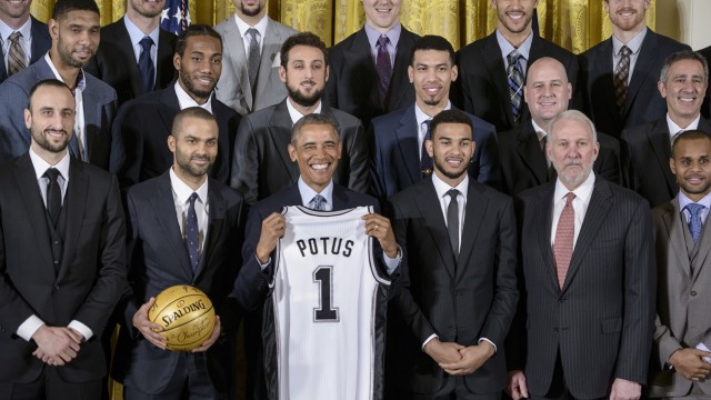 Popovich dan pemain  Spurs bersama Barack Obama. (Foto: BRENDAN SMIALOWSKI / AFP)
