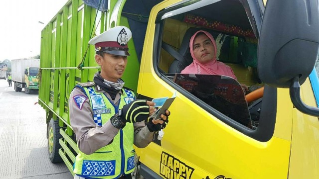 Ibu-ibu pengendara truk taat lalu lintas (Foto: Instagram @satlantasgrobogan)