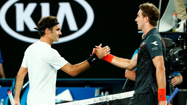 Federer menyalami Jan-Lennard Struff. (Foto: Reuters/Thomas Peter)